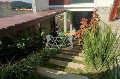 Sobrado em localização privilegiada, com vista serra e mar, em caraguatatuba.