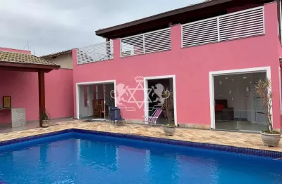Incrível sobrado à venda com 05 dormitórios, sendo 03 suítes, piscina e área gourmet, caraguatatuba