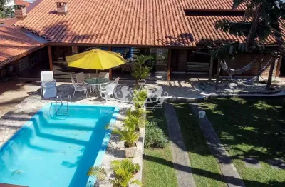Casa  com 4 dormitórios, 2 suítes, piscina, uma quadra da praia à venda, praia das palmeiras, carag