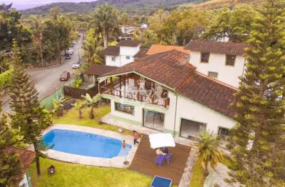 Oportunidade única de ter uma chácara lindíssima com 05 dormitórios, com piscina e próximo a cachoe