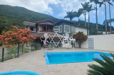 Chácara à venda com 04 casas,  sendo uma casa sede, piscinas , quiosque, área gourmet, localizada n
