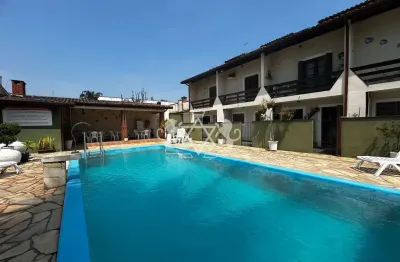 Sobrado em condomínio a venda, com 98m², 2 dormitórios, condomínio dispõe de piscina e churrasquei