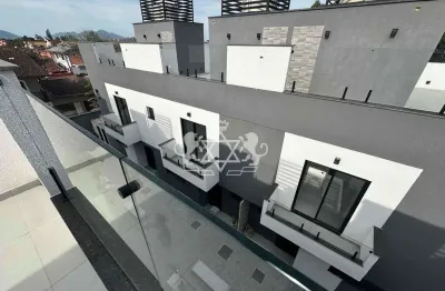 Sobrado tipo triplex no bairro capricórnio i distante 300 metros da praia