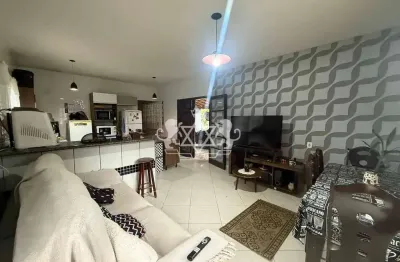 Casa a venda com 3 quartos, sendo 1 suite; 2 banheiros e uma edícula.