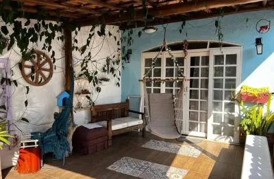 Sobrado com 2 kitnets no fundo a venda, balneario dos golfinhos, caraguatatuba, sp