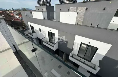 Sobrado tipo triplex no bairro capricornio i distante 300 metros da praia