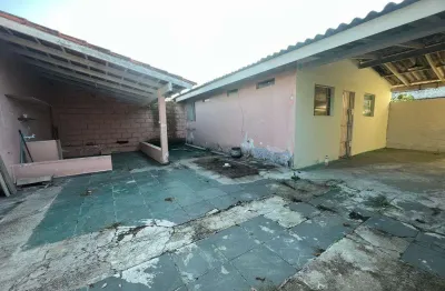 Oportunidade casa a venda, amplo terreno, 900 metros da rodovia, proximo ao cei, bairro golfinhos, caraguatatuba, sp