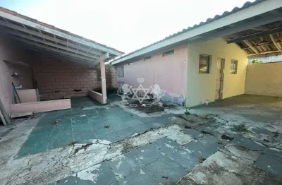 Oportunidade casa a venda, amplo terreno, 900 metros da rodovia, proximo ao cei, bairro golfinhos, caraguatatuba, sp