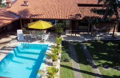 Casa  com 4 dormitorios, 2 suites, piscina, uma quadra da praia a venda, praia das palmeiras, caraguatatuba, sp