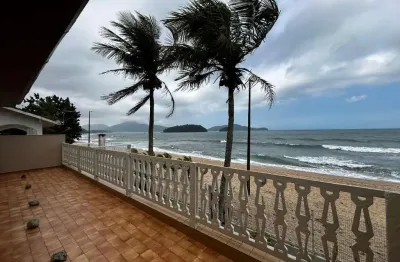 Sobrado pe na areia a venda com uma vista paradisiaca, 6 suites, 478m2 at i 316m2 ac, cocanha, caraguatatuba, sp.