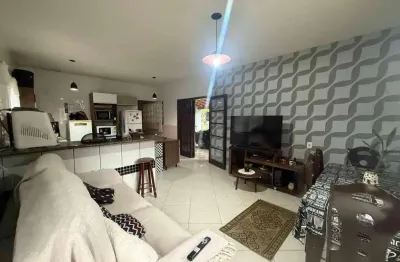 Casa a venda com 3 quartos, sendo 1 suite; 2 banheiros e uma edicula.