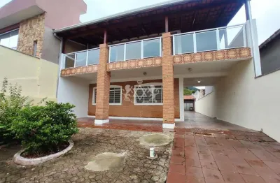 Excelente sobrado a venda, 05 dormitorios, sendo 01 suite + quarto e banheiro externo, 390 m2 de area total,  centro, caraguatatuba, litoral norte de sao paulo