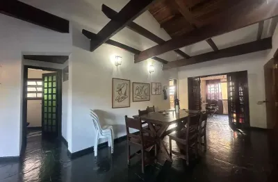 Casa a venda, 03 dorms. com 01 suite, area gourmet completa com churrasqueira, jardim com paisagismo reserva du moullin, sao sebastiao -sp.