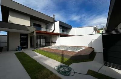 Sobrado a venda, 50 metros da praia, 4 dormitorios (1 suite) , area de lazer com piscina e churrasqueira no bairro capricornio, caraguatatuba, sp.