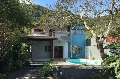 Sobrado a venda, sumare, caraguatatuba, sp, com 3 dormitorios sendo uma suite com banheira e closet.