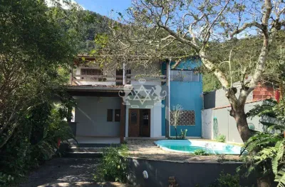 Sobrado a venda, sumare, caraguatatuba, sp, com 3 dormitorios sendo uma suite com banheira e closet.