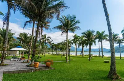 Casa a venda, pe na area, lote amplo em ubatuba. localizacao privilegiada