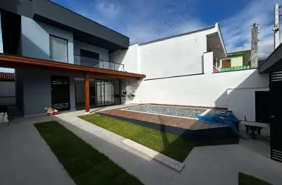 Sobrado à venda, 50 metros da praia, 4 dormitórios (1 Suíte) , área de lazer com piscina e churrasqueira no bairro Capricórnio, Caraguatatuba, SP.