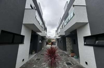 Sobrado em condomínio tipo triplex no bairro Capricórnio I distante 300metros da Praia!