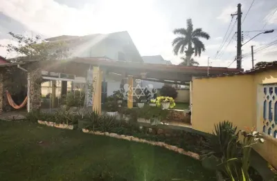 Casa a venda, no jardim britania, localizada a poucos metros da praia, na cidade de caraguatatuba, litoral norte do estado de sao paulo