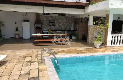 Sobrado à venda no Jardim Britânia, em Caraguatatuba - 4 dormitórios (sendo 1 suíte) - Com edícula e piscina - À 100 metros da praia
