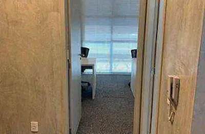 Aluga conjunto comercial (75m²), 2 banheiros, 2 vagas, mobiliado, terraço. a 200 metros do shopping morumbi