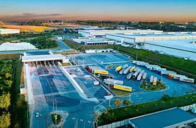 Galpão logístico (6.404,33m²), 6 banheiros, 8 vagas. glp guarulhos i é um dos maiores parques logísticos