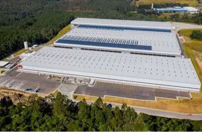 Galpão logístico com renda imediata. (11.724,41m²), 12 banheiros, 10 vagas. para estocagem e armazenamento