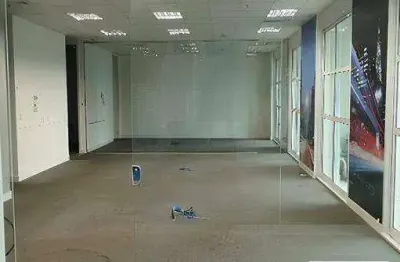 Conjunto comercial (210m²), 2 banheiros, 6 vagas, terraço. a 200 metros do shopping morumbi