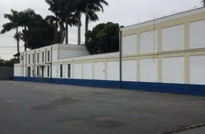 Galpão (3.247m²). plataforma coberta e pátio de manobra para carga/descarga ao lado da marg. pinheiros