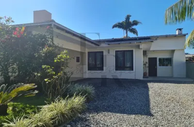 Casa plana com amplo jardim e suíte com closet em localização privilegiada casa plana à venda com 165m², amplo jardim e móveis planejados