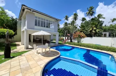 Viva o conforto e a praticidade em uma casa em condomínio excepcional!