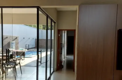 Casa alto padrão / 3 quartos com suítes, sendo o quarto principal com closet  • terreno medindo 449m