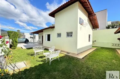Casa em condomínio fechado e uma bela vista para pedra grande com edícula.