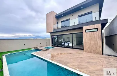 Linda casa em condomínio com fachada imponente, cômodos amplos e integrados