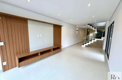 Excelente casa construída com muito capricho, oferecendo conforto e bom gosto.