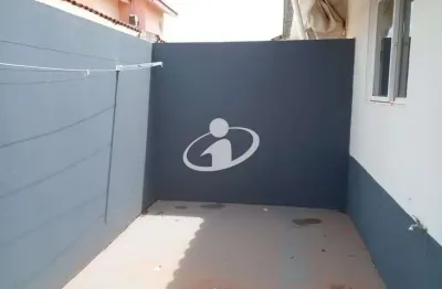 Casa em condomínio fechado com 3 quartos para alugar no jardim karaíba, uberlândia  por r$ 2.300