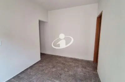 Casa com 2 quartos para alugar no santa rosa, uberlândia  por r$ 750