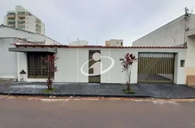 Casa com 3 quartos para alugar no Vigilato Pereira, Uberlândia  por R$ 3.000