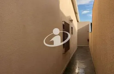 Casa com 3 quartos para alugar na cidade jardim, uberlândia  por r$ 2.600