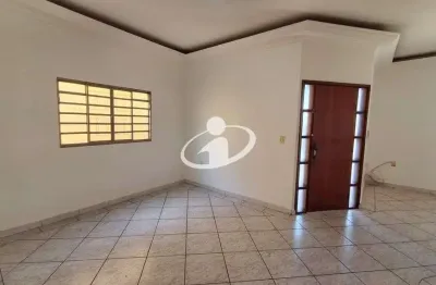 Casa com 4 quartos para alugar no Pampulha, Uberlândia  por R$ 3.500