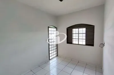 Casa com 3 quartos para alugar na Nossa Senhora Aparecida, Uberlândia  por R$ 2.000