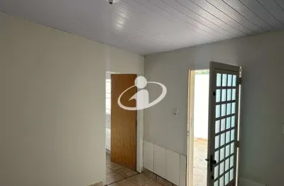 Casa com 2 quartos para alugar no Jardim Patrícia, Uberlândia  por R$ 1.200