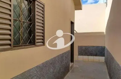 Casa com 2 quartos para alugar na Nossa Senhora das Graças, Uberlândia  por R$ 1.000
