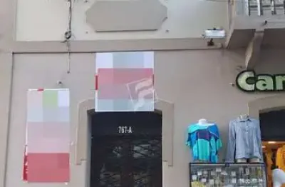 Lojatérrea com área privativa: 40,00m², com banheiro social, piso cerâ