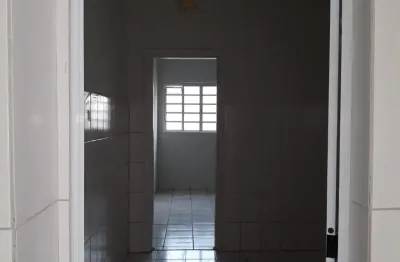 Casa com 2 dormitórios, e uma vaga de garagem, vila babilonia