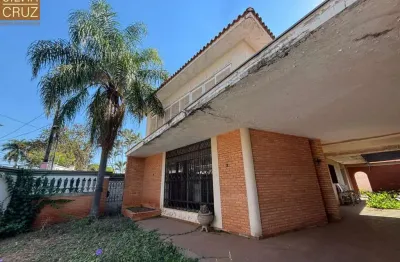 Casa ampla, tipo sobrado, com 4 dormitórios (uma suíte), no coração do bairro são dimas