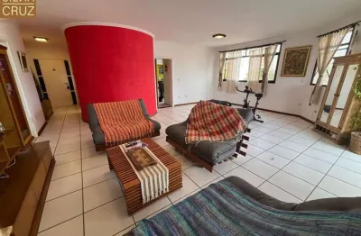 Apartamento enorme, próximo ao fórum, pronto para mudança imediata.