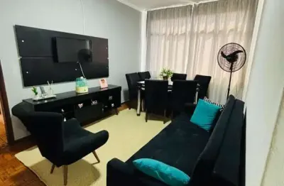 Apartamento com espaços amplos, dois dormitórios, no centro