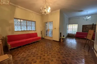 Casa antiga, ideal para quem procura por pontos comerciais com localização privilegiada